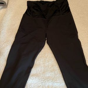 Maternity active pants. Cropped.